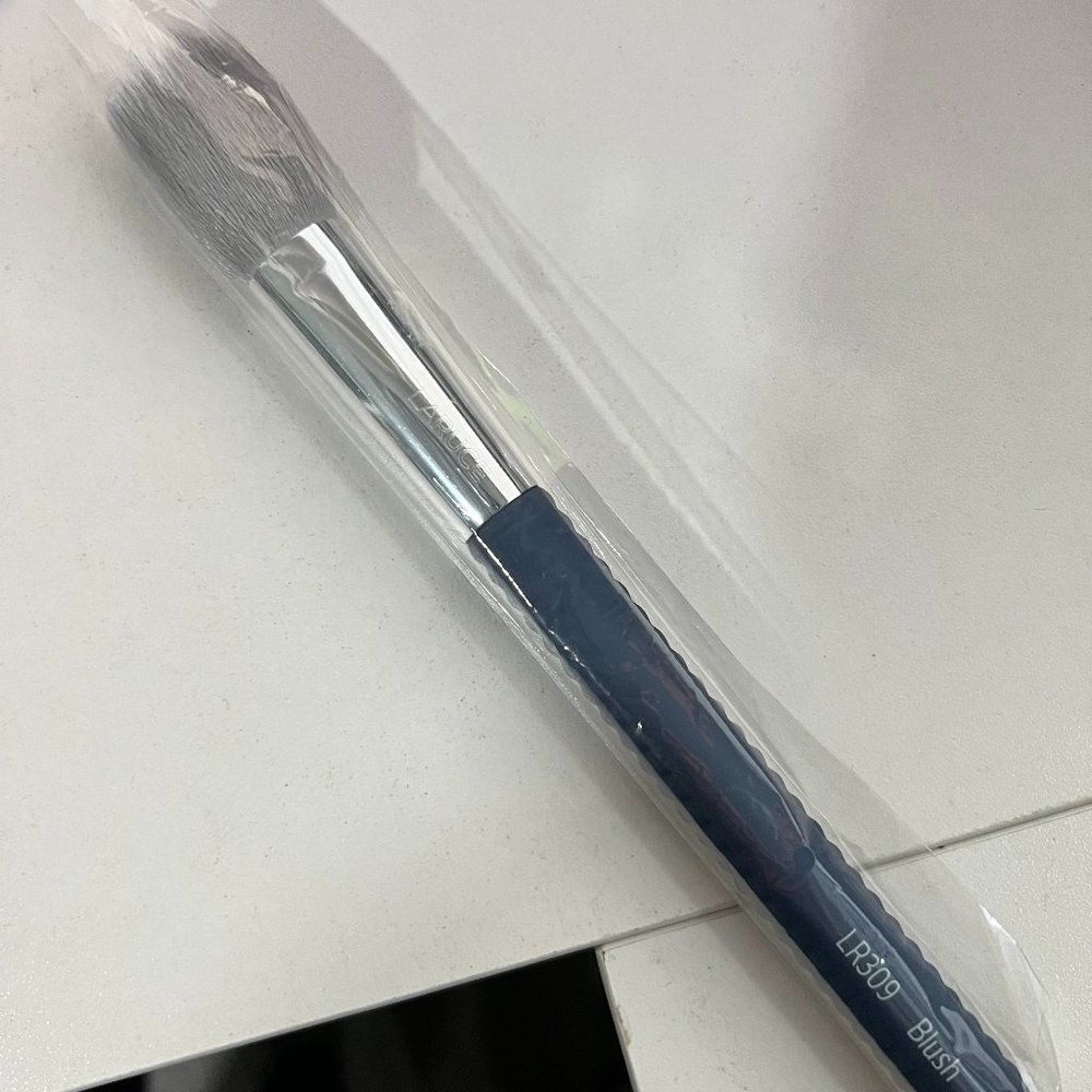 BLUSH BRUSH